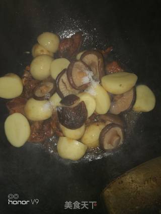 脆骨焖土豆的做法步骤：5