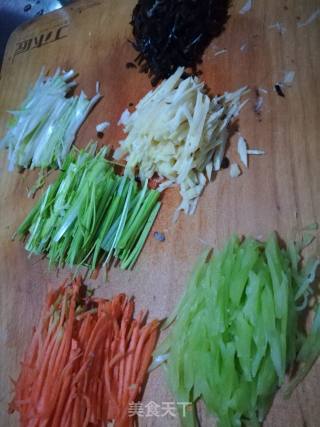 多彩炒面的做法步骤：1