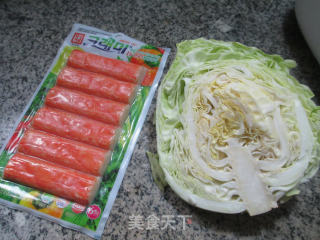 蟹肉棒炒牛心菜的做法步骤：1