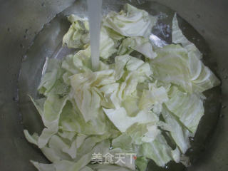 蟹肉棒炒牛心菜的做法步骤：2