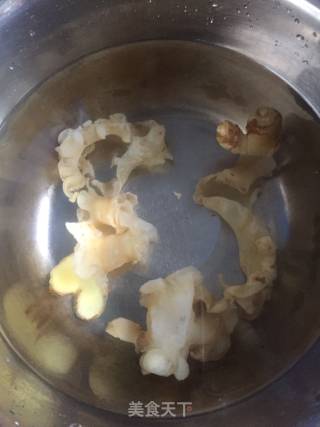 牛奶莲子鱼胶汤的做法步骤：1