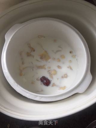牛奶莲子鱼胶汤的做法步骤：3