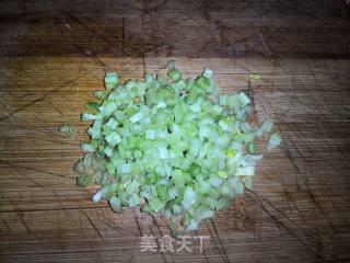 榨菜火腿芹菜疙瘩汤的做法步骤：2