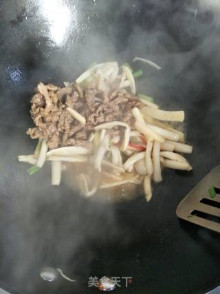 牛肉海鲜菇的做法步骤：8