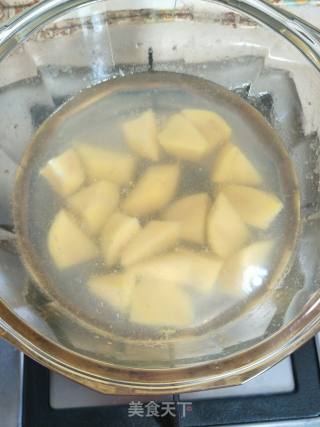 红烧土豆炖牛肉的做法步骤：1