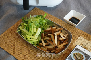 蒜粒香干干芹菜的做法步骤：4