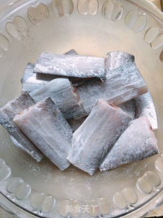 家常烧带鱼的做法步骤：1