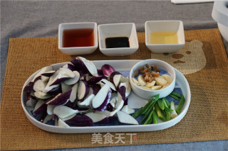 鱼丁烧茄子的做法步骤：2
