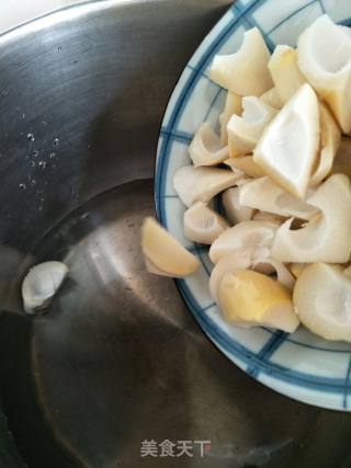 咸肉火腿炖雷笋猴菇的做法步骤：2