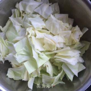 香辣包菜腊肠的做法步骤：1