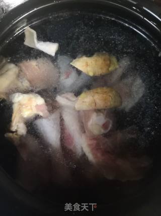 香菇炖草鸡（砂锅版)的做法步骤：2