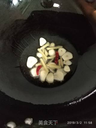 豆芽韭菜炒河虾的做法步骤：4
