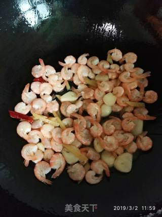 豆芽韭菜炒河虾的做法步骤：5