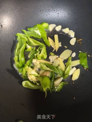 青椒煸炒基围虾的做法步骤：1