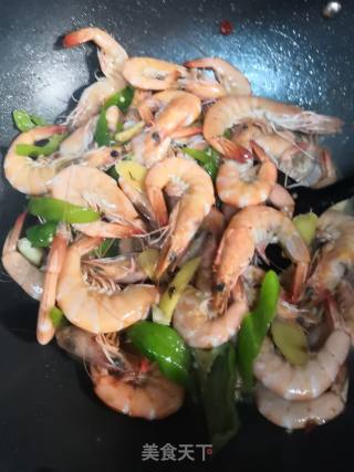 青椒煸炒基围虾的做法步骤：3
