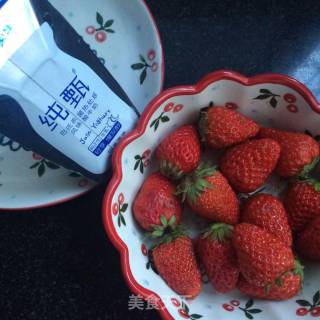草莓奶昔的做法步骤：1