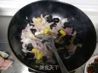 洋葱木耳炒鸡蛋的做法步骤：6