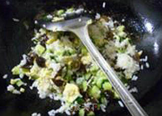 青瓜黑木耳鸡蛋炒饭的做法步骤：13