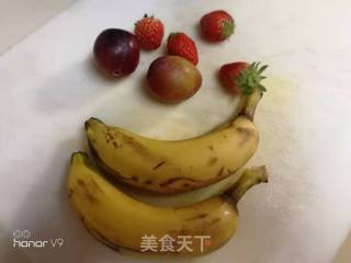 西梅香蕉草莓沙拉的做法步骤：1