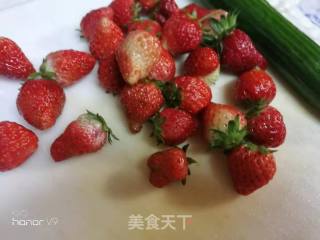 西梅香蕉草莓沙拉的做法步骤：2