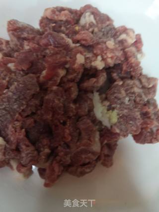 青椒胡萝卜煸炒牛肉的做法步骤：1