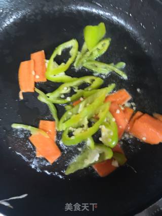 青椒胡萝卜煸炒牛肉的做法步骤：2