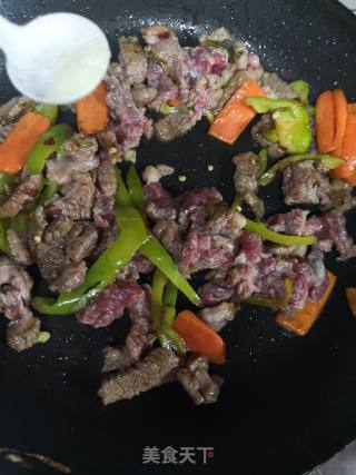 青椒胡萝卜煸炒牛肉的做法步骤：4