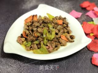 青椒胡萝卜煸炒牛肉的做法步骤：5