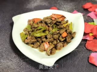 青椒胡萝卜煸炒牛肉的做法步骤：6