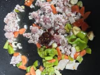 胡萝卜肉末煸炒莲藕丁的做法步骤：4