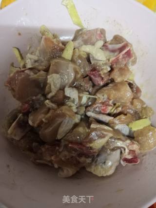 红椒炒鸡块的做法步骤：1