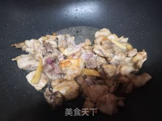 红椒炒鸡块的做法步骤：3