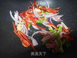 红椒炒鸡块的做法步骤：5