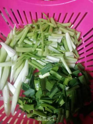 芹菜煸炒腊肉的做法步骤：1