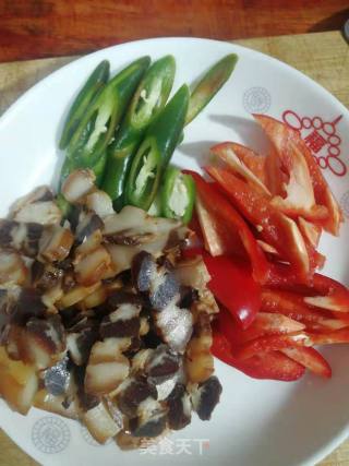芹菜煸炒腊肉的做法步骤：2