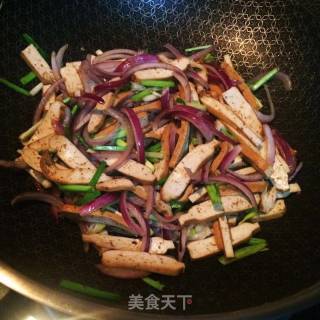 孜然洋葱炒香干的做法步骤：7