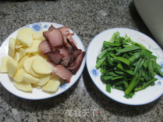 韭菜酱肉炒土豆的做法步骤：1