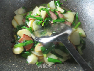 韭菜酱肉炒土豆的做法步骤：8