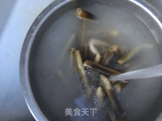 黄瓜拌蛏子的做法步骤：1