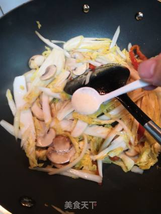 白菜炒白蘑菇的做法步骤：4