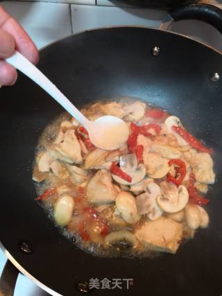 蘑菇炒豆腐的做法步骤：8