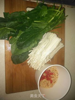 凉拌菠菜金针菇的做法步骤：1