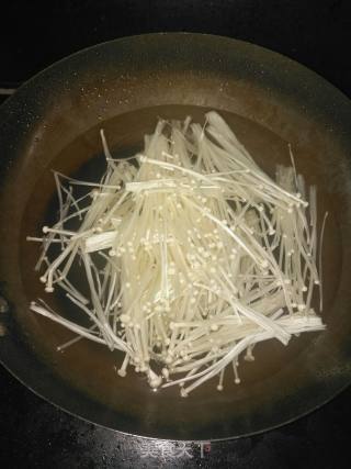 凉拌菠菜金针菇的做法步骤：2