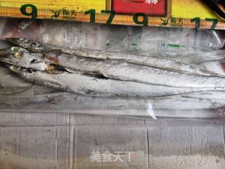 酥带鱼的做法步骤：1