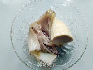 咸菜冬笋炒鱿鱼的做法步骤：2
