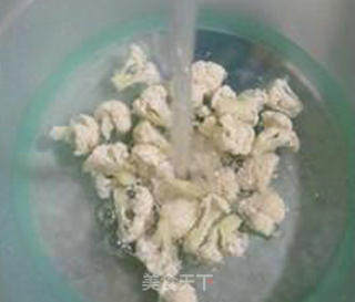 牛肉肠炒青菜花菜的做法步骤：4