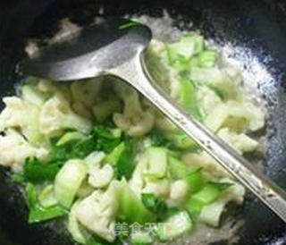 牛肉肠炒青菜花菜的做法步骤：10