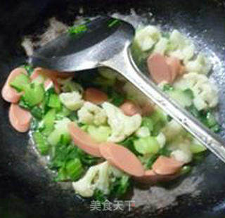 牛肉肠炒青菜花菜的做法步骤：12