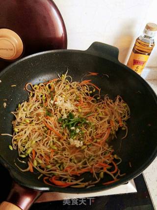 素炒豆芽的做法步骤：7