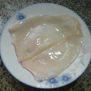 香干鱿鱼炒青红椒的做法步骤：2